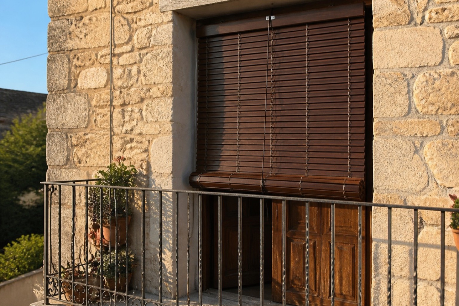 Cassina siciliana in legno noce su una casa rurale in pietra