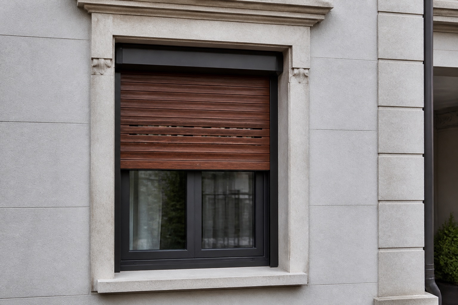 Avvolgibile in legno noce su una facciata urbana