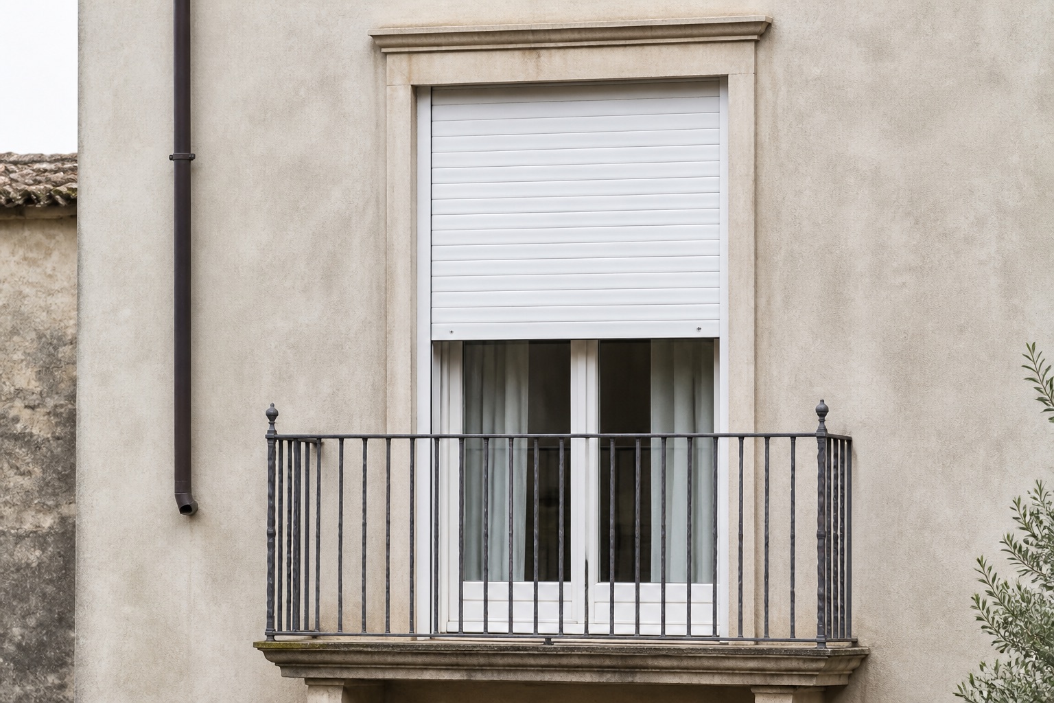 Avvolgibile in legno verniciato bianco su un balcone