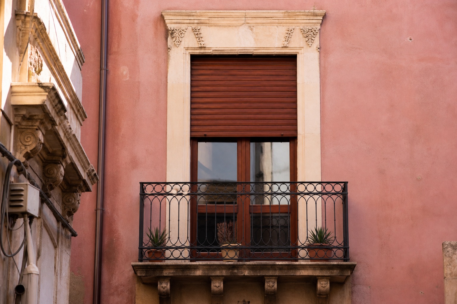 Avvolgibile in legno mogano su un balcone siciliano