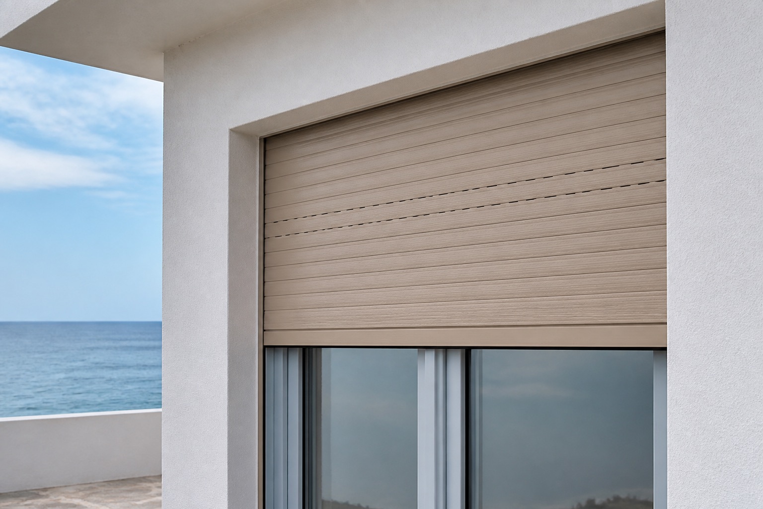 Avvolgibile in PVC beige su una casa vicino al mare